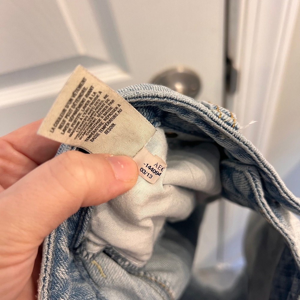 American‎ Eagle Outfitters Y2K Distressed Light Wash Jean Shorts - Picture 7 of 7